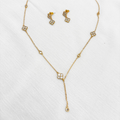 COLLAR ESTILO CORBATA Y ARETES DE TRÉBOLES CON CIRCONES EN BAÑO DE ORO DE 18K SE1075G32