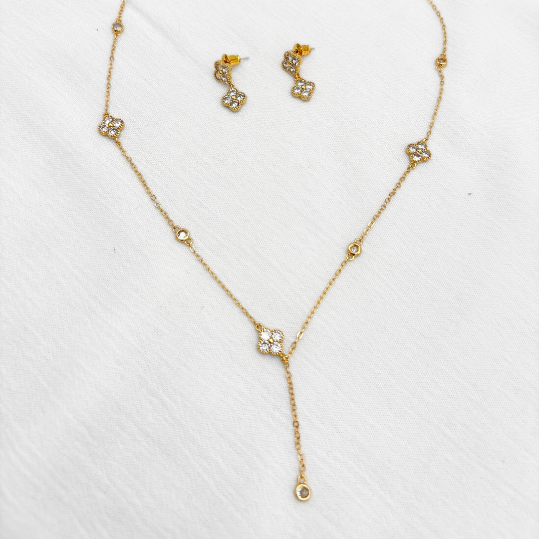 COLLAR ESTILO CORBATA Y ARETES DE TRÉBOLES CON CIRCONES EN BAÑO DE ORO DE 18K SE1075G32