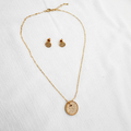 SET DE COLLAR Y ARETES CON MEDALLONES CIRCULARES EN PAVÉ DE CIRCONES Y BAÑO DE ORO DE 18K SE1076G32
