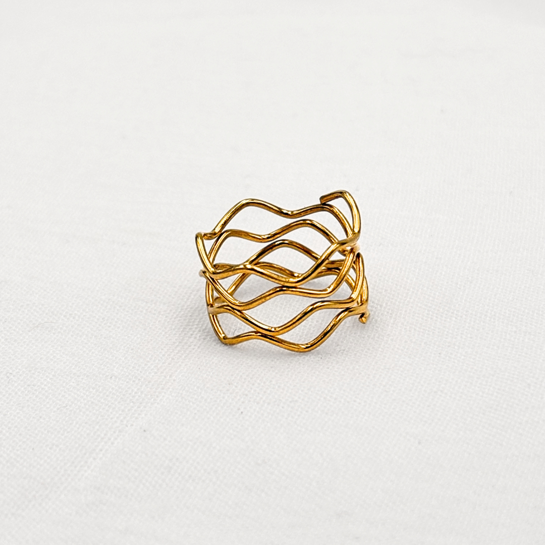 ANILLO DE HILOS ONDULADOS ENTRELAZADOS EN ACERO CON BAÑO DE ORO DE 18K TALLA 5.5 AN3902G240