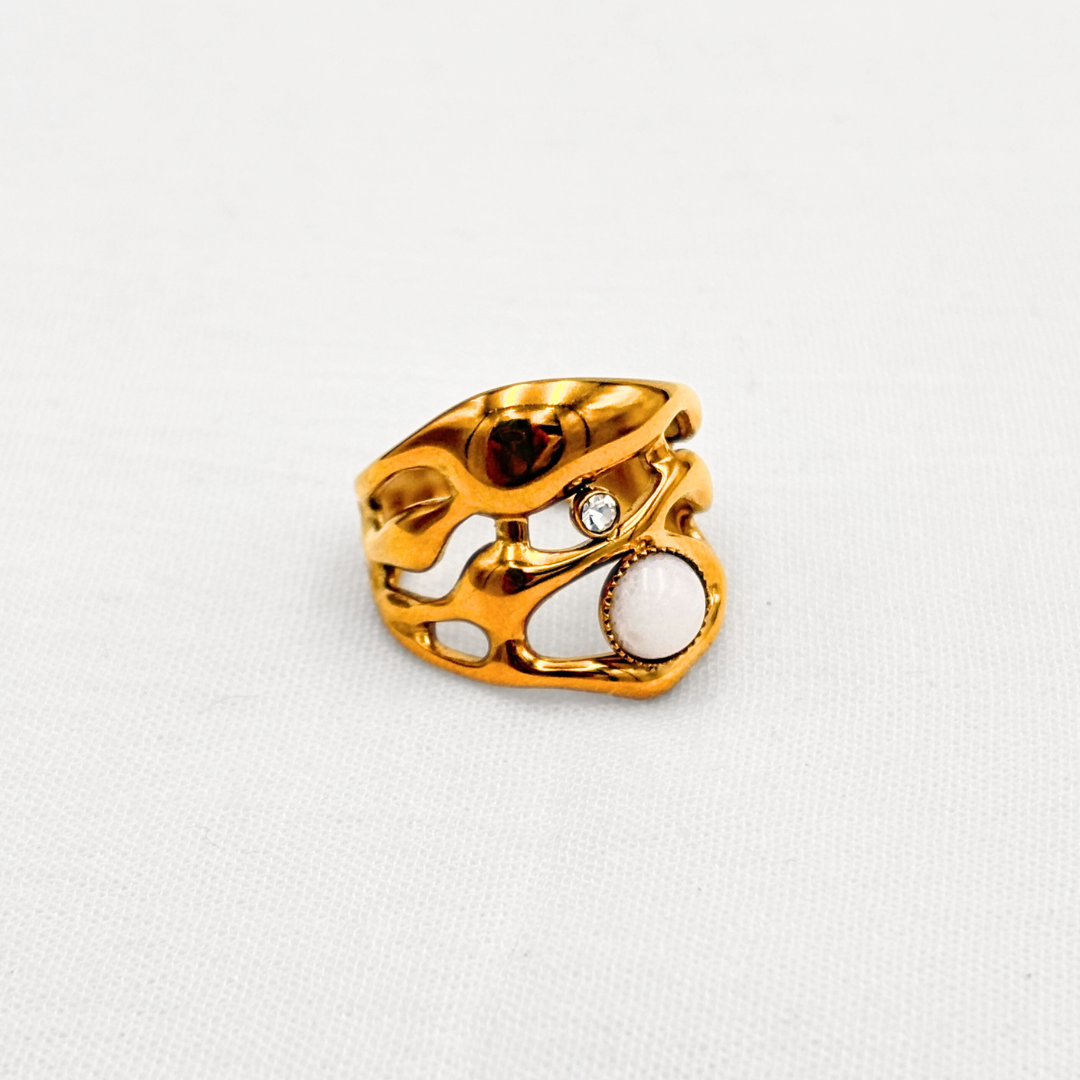 ANILLO DE BANDA ANCHA CON DISEÑO ORGÁNICO CALADO, PIEDRA BLANCA Y CRISTAL EN ACERO AN3908G30