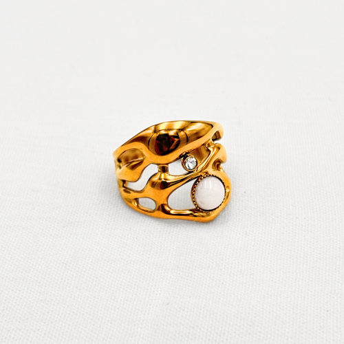 ANILLO DE BANDA ANCHA CON DISEÑO ORGÁNICO CALADO, PIEDRA BLANCA Y CRISTAL EN ACERO AN3908G30