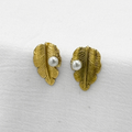ARETES DE HOJA TEXTURIZADA CON PERLA LATERAL EN ACERO AR3168G31