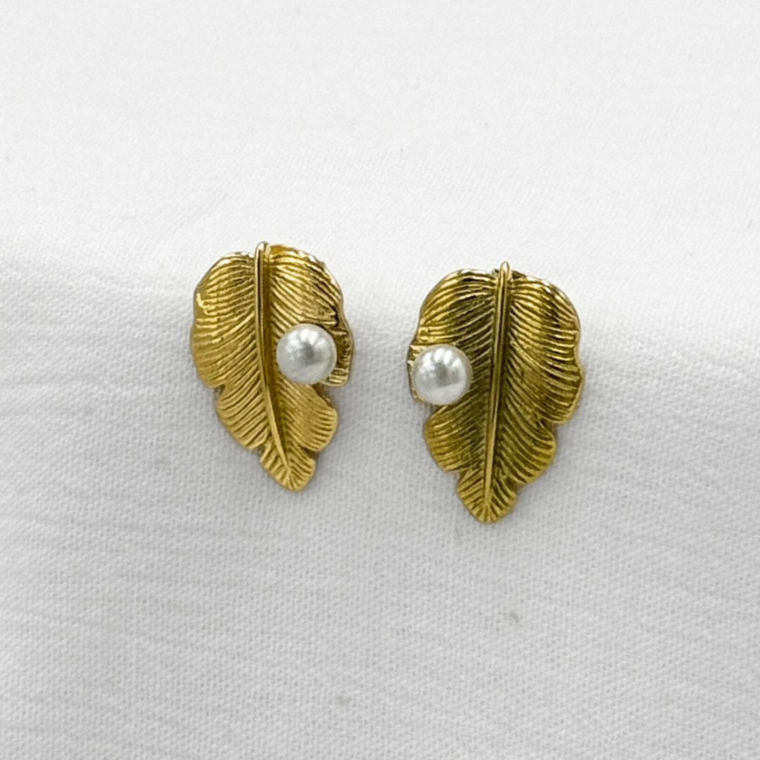 ARETES DE HOJA TEXTURIZADA CON PERLA LATERAL EN ACERO AR3168G31