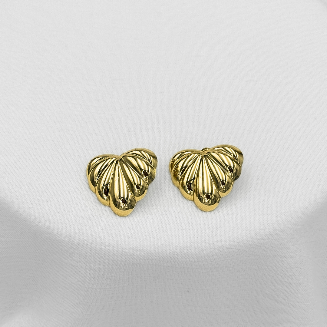 ARETES DE CORAZÓN CON DISEÑO ACANALADO EN BAÑO DE ORO DE 18K AR3170G35