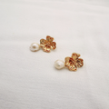 ARETES DE FLOR CON BAÑO DE ORO CON PERLA CULTIVADA AR3191G56