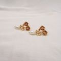 ARETE DE TRES FLORES Y PERLA CULTIVADA BAÑO DE ORO AR3193G53