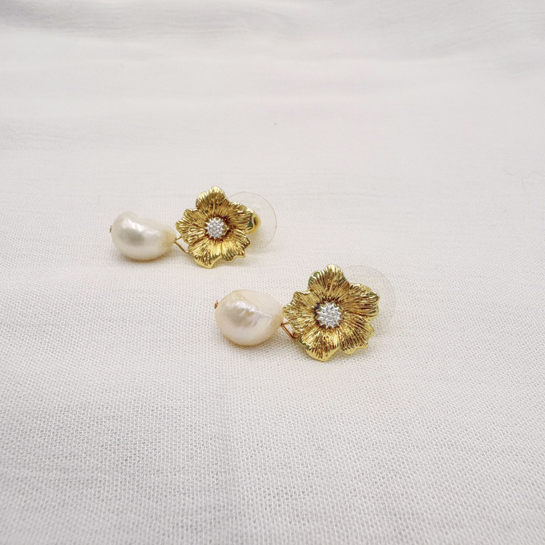ARETES DE FLOR CON PERLA BAÑO DE ORO AR3192G45