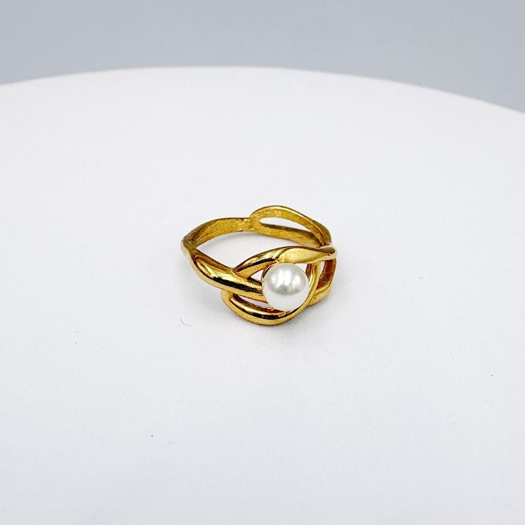 ANILLO CON DISEÑO DE NUDO Y PERLA SINTÉTICA EN BAÑO DE ORO TALLA 8 AN3959G40