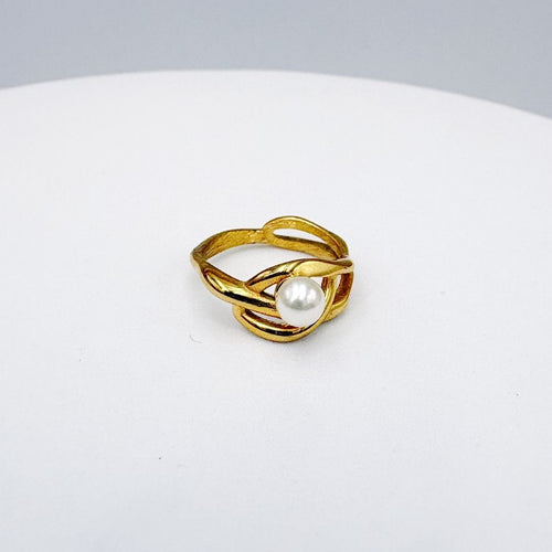 ANILLO CON DISEÑO DE NUDO Y PERLA SINTÉTICA EN BAÑO DE ORO TALLA 8 AN3959G40
