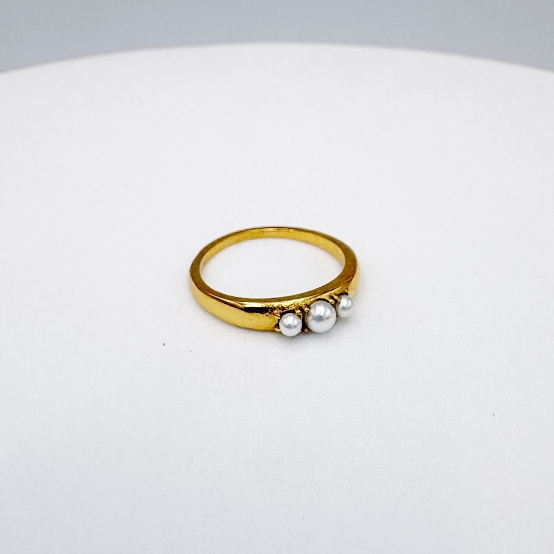 ANILLO CON TRES PERLAS SINTÉTICAS EN BAÑO DE ORO AN3962G45