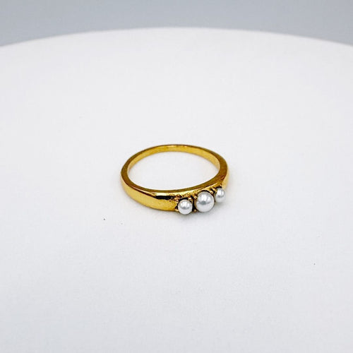 ANILLO CON TRES PERLAS SINTÉTICAS EN BAÑO DE ORO AN3962G45