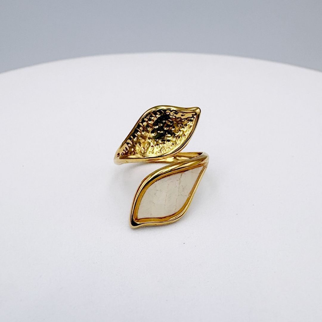 ANILLO DE ACERO CON FORMA DE HOJA MADRE PERLA Y MARTILLADO AJUSTABLE AN3973G62