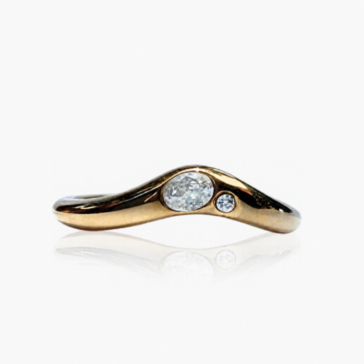 Anillo ondulado con circonias en acero dorado AN4056G96