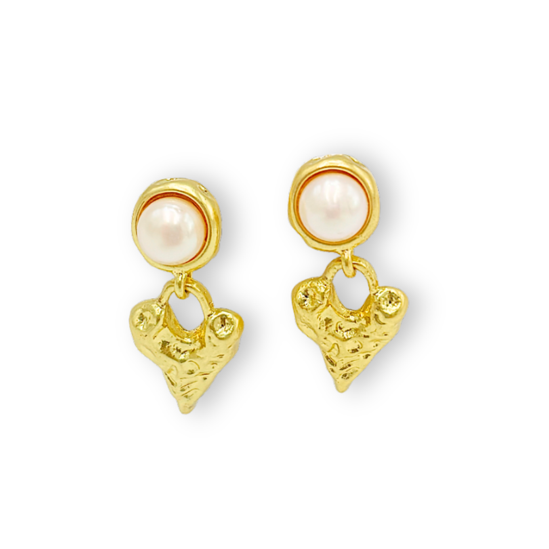 ARETES DE PERLA CULTIVADA  EN BAÑO DE ORO CON CORAZÓNES AR3242G45
